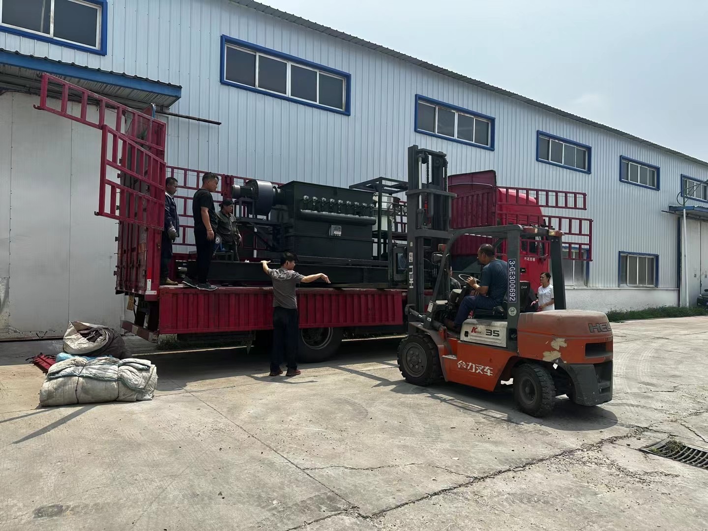 磨粉機(jī)，脈沖除塵和變頻輸送機(jī)發(fā)貨浙江